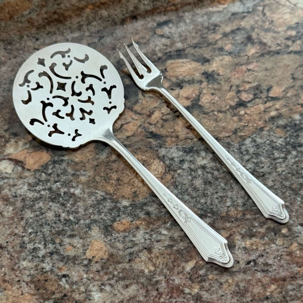 Tudor Plate Oneida Tomato Server & Cocktail Fork Set Silver Plate Duchess Design
